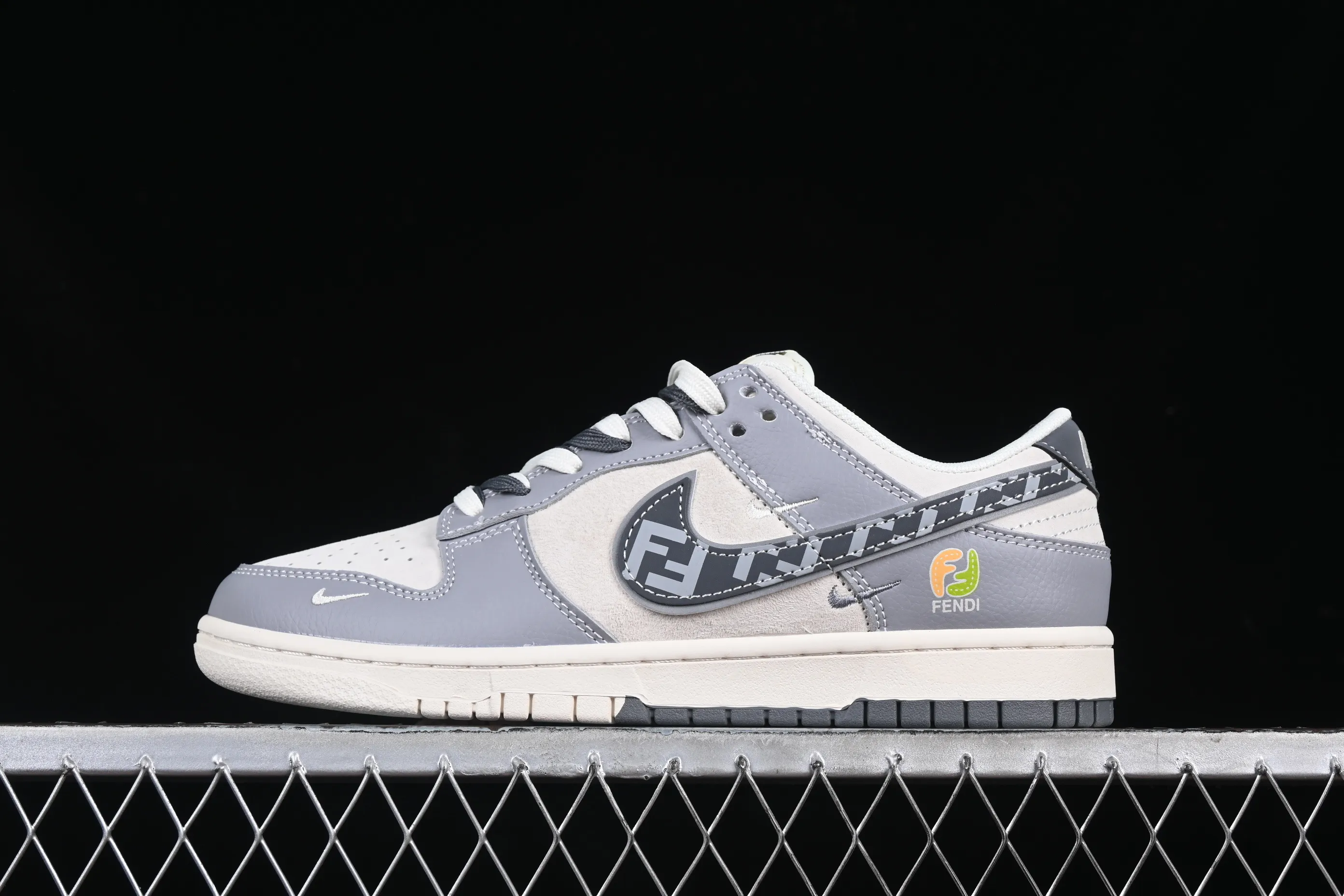 All categories Nk SB Dunk Series Nk SB Dunk Low High-end customized low-top sneakers Nk SB Dunk Low Fendi co-branded Gray white and gray hook Anniversary high-end customized low-top casual sneakers DM6868-021